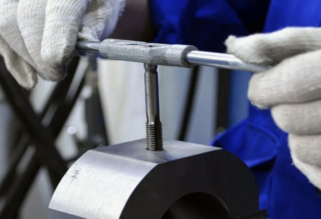 Важные требования безопасности при работе с инструментом на слесарных и сборочных